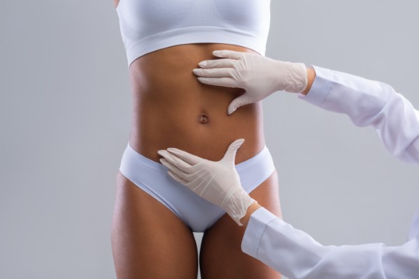 Liposucción Vaser; imagen del médico especialista en la cirugía plástica de la clínica de NuBody aplicando la nueva generación de tecnología para tu belleza.